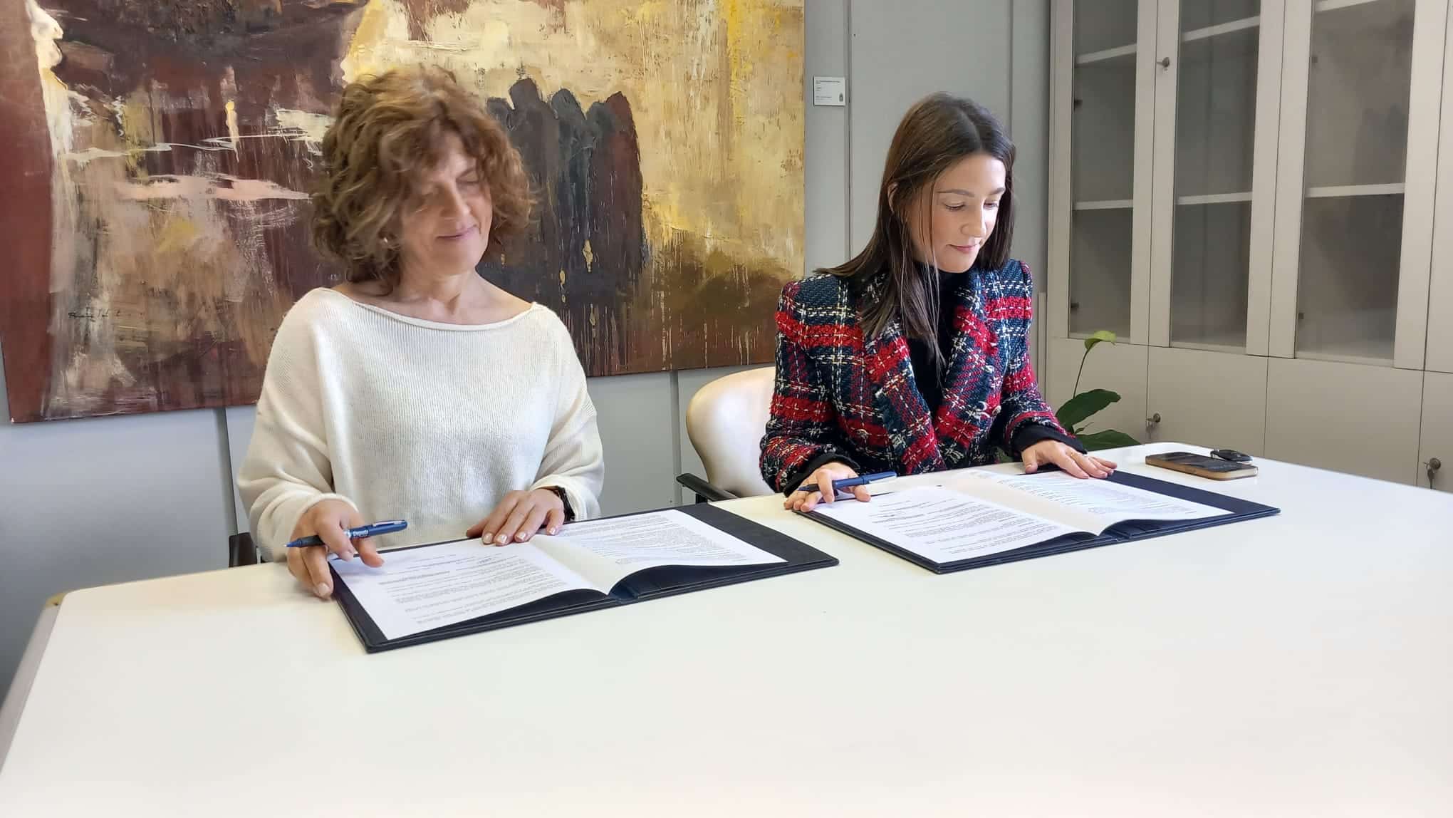 AJE Coruña y la Diputación, firmando el acuerdo para el coworking del Pazo de Arenaza