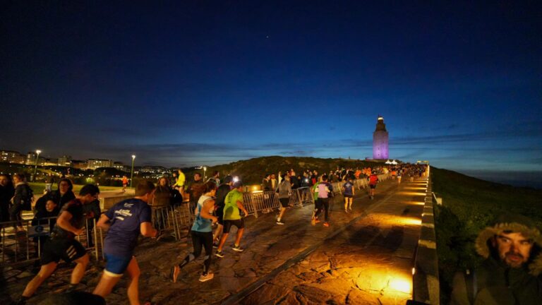 Imagen nocturna de la Carrera Popular Torre de Hércules