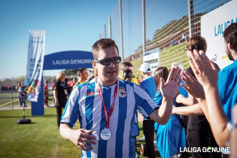 Un jugador del Deportivo Genuine en una jornada de la Liga Genuine