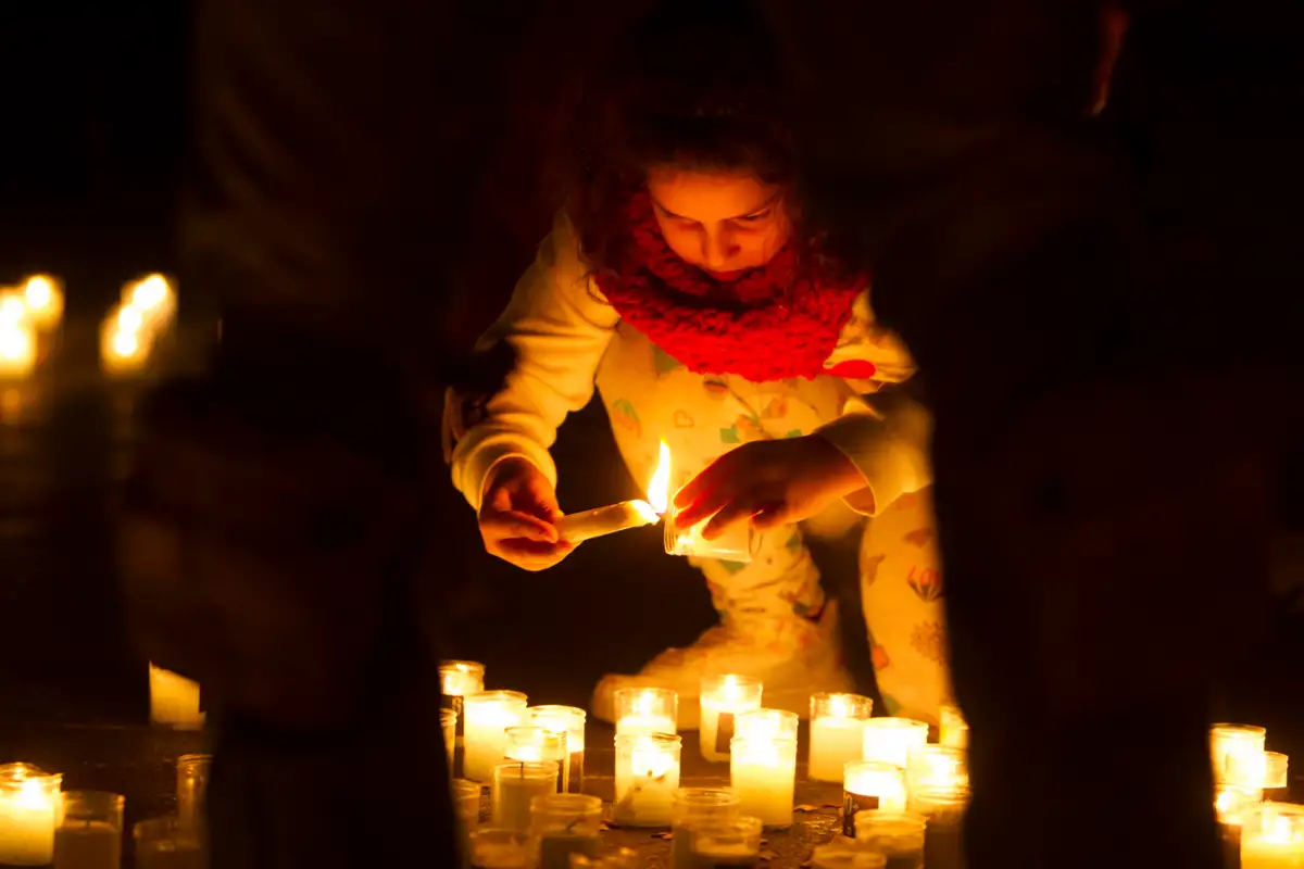 Una niña enciende una vela para conmemorar 'La hora del planeta'