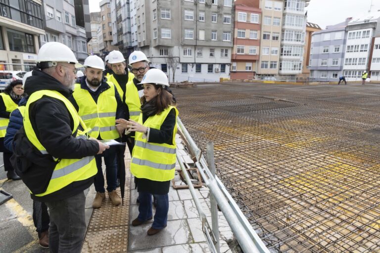 Una delegación del Concello supervisa las obras del nuevo mercado de Monte Alto