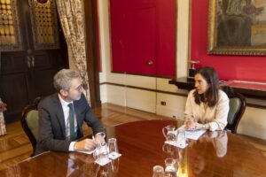 Reunión entre la alcaldesa y Arcadi España en el Concello