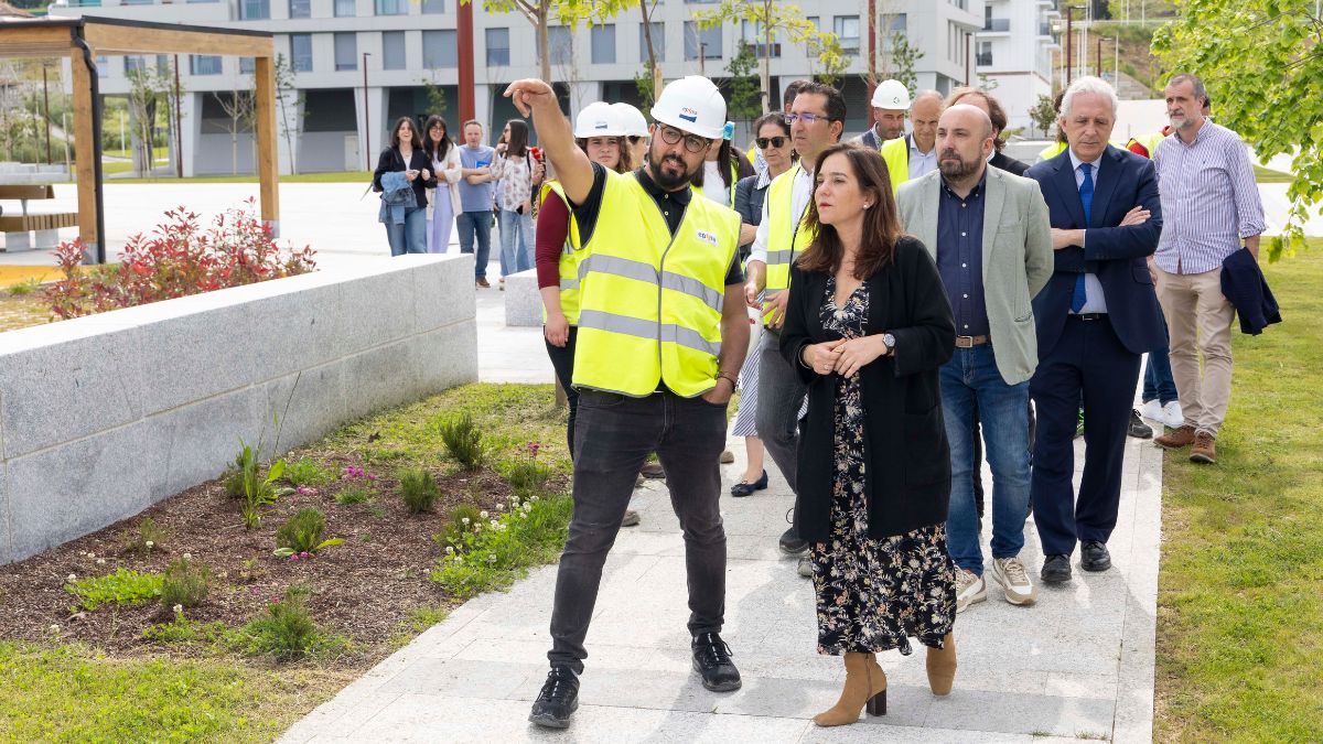 La alcaldesa Inés Rey, en la inauguración del acceso peatonal que une Xuxán y Matogrande