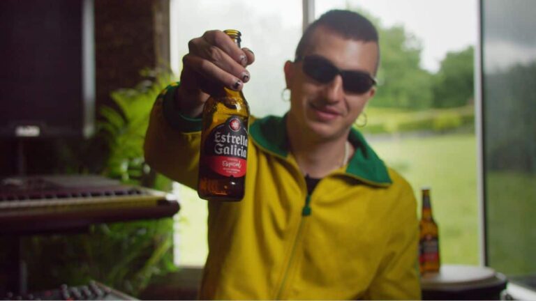 El musico santiagués Ortiga posa con una Estrella Galicia tras encargarse de la canción del verano "A Nosa Verbena"