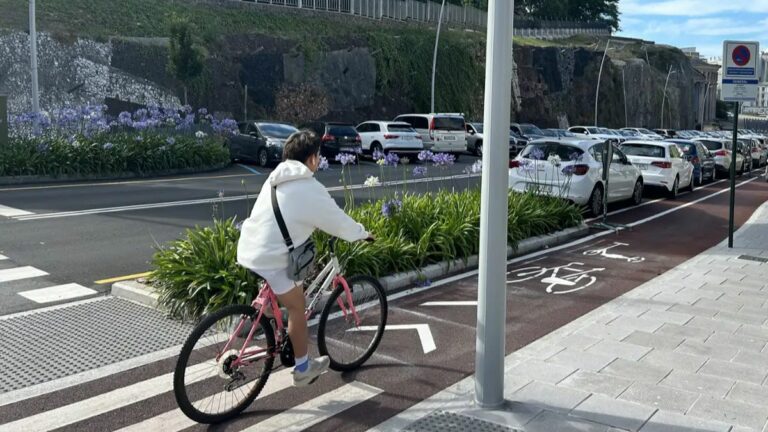 Finalizadas las obras de humanización en la avenida de Arteixo